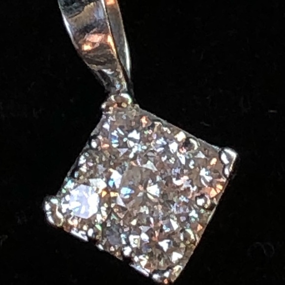 1 Carat TW set in 10K gold DIAMOND PENDANT AND EARRINGS. - Picture 2 of 3